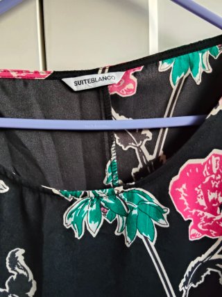 Vestido negro con estampado floral rosa