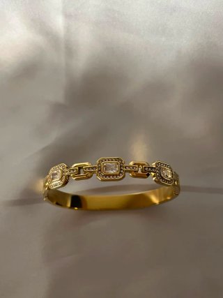 Pulsera dorada con eslabones y cristales
