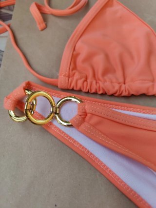 Bikini naranja con detalles dorados