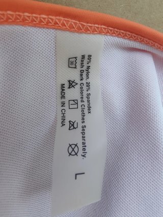 Bikini naranja con detalles dorados