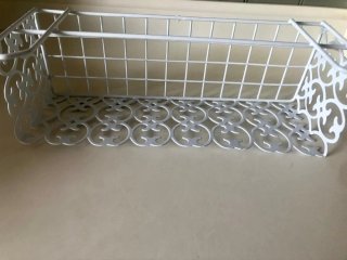 Cesta decorativa de metal blanca