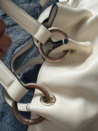 Bolso Uterqüe piel crema herrajes dorados