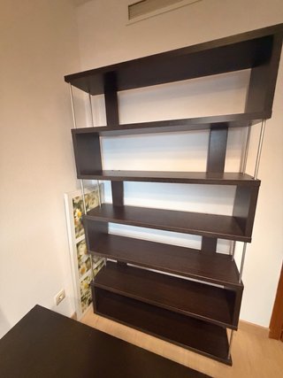 Mesa comedor, 4 sillas madera oscura, estantería