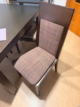 Mesa comedor, 4 sillas madera oscura, estantería