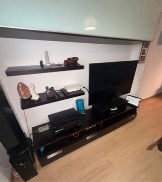 Mesa comedor, 4 sillas madera oscura, estantería