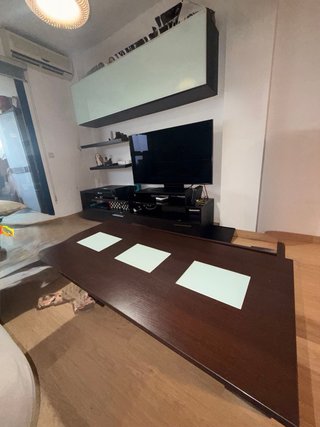 Mesa comedor, 4 sillas madera oscura, estantería