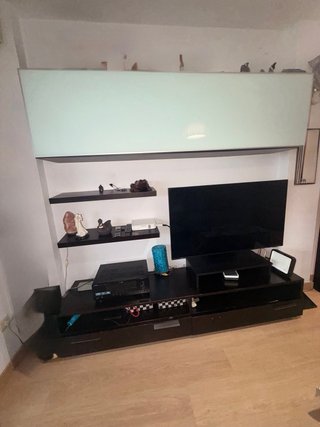 Mesa comedor, 4 sillas madera oscura, estantería