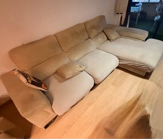 Mesa comedor, 4 sillas madera oscura, estantería