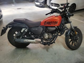 QJ Motor SRV125 Naranja y Negra
