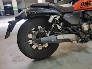 QJ Motor SRV125 Naranja y Negra