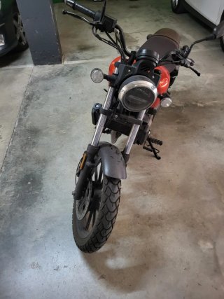 QJ Motor SRV125 Naranja y Negra