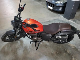 QJ Motor SRV125 Naranja y Negra