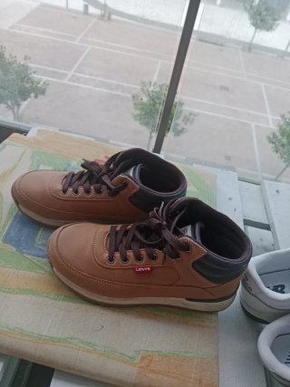 Botas Levi's Beige y Marrón