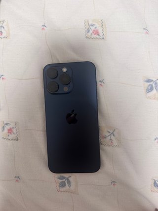 iPhone 15 Pro Max con funda transparente