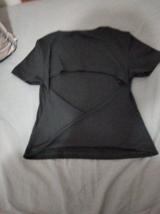 Camiseta manga corta gris abertura espalda
