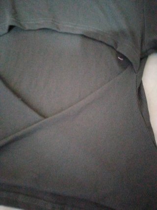 Camiseta manga corta gris abertura espalda
