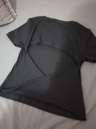 Camiseta manga corta gris abertura espalda