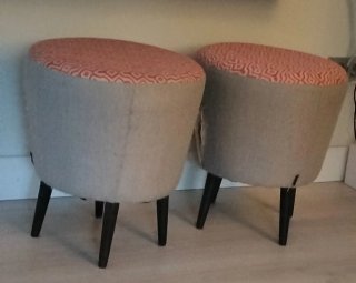 2 taburetes tapizado  Gris, beige y Naranja.