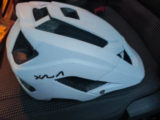 Casco blanco para bicicleta o patinete