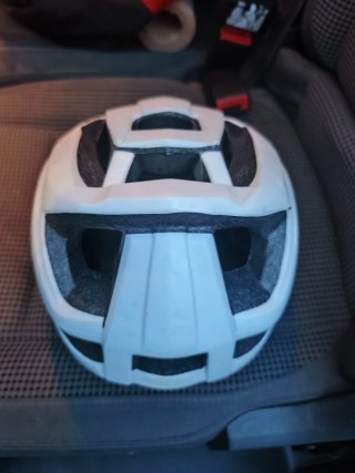 Casco blanco para bicicleta o patinete