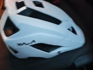 Casco blanco para bicicleta o patinete