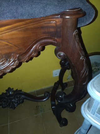 Cómoda de madera tallada estilo clásico