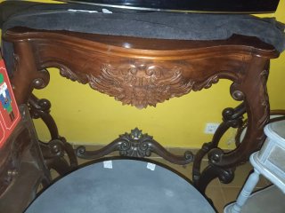 Cómoda de madera tallada estilo clásico