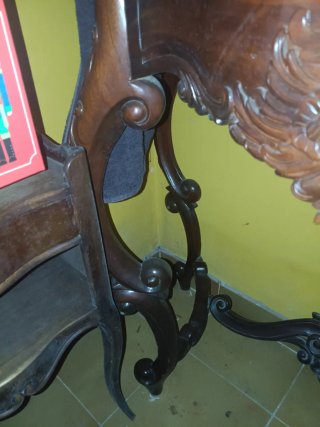 Cómoda de madera tallada estilo clásico