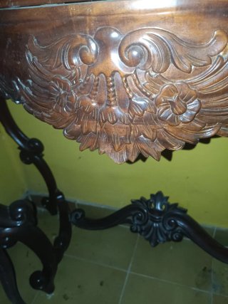 Cómoda de madera tallada estilo clásico