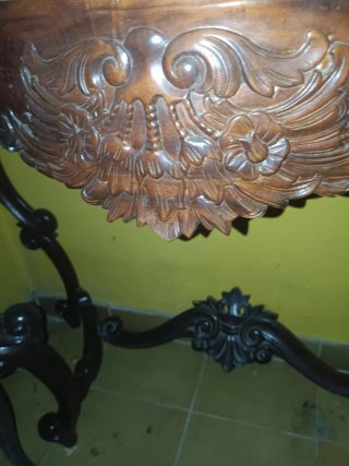 Cómoda de madera tallada estilo clásico