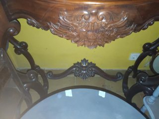 Cómoda de madera tallada estilo clásico
