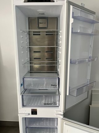 Frigorífico BEKO COMBI BCNA306E4XN integrable