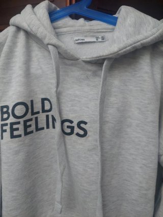 Sudadera mujer gris con capucha y texto. Talla S.