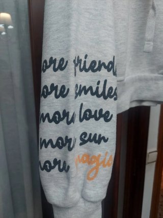 Sudadera mujer gris con capucha y texto. Talla S.
