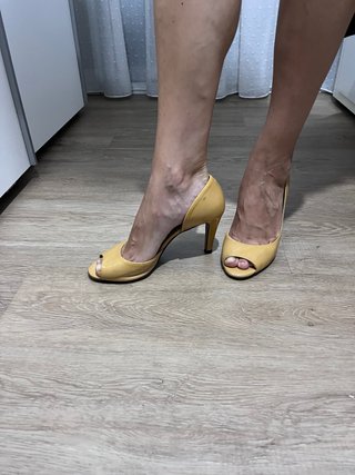 Tacones amarillos peep toe