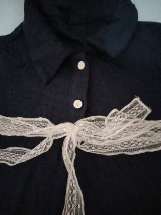 Polo con lazo de encaje