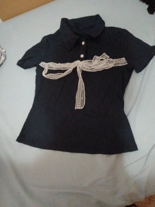 Polo con lazo de encaje