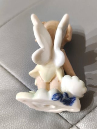 Statuina Bambina su fiore in porcellana Royal