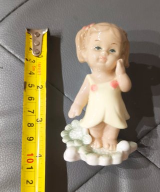 Statuina Bambina su fiore in porcellana Royal