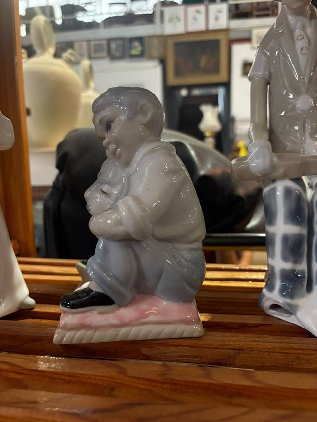 FIGURA DI BAMBINO CON CANE