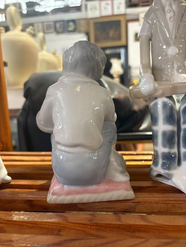 FIGURA DI BAMBINO CON CANE