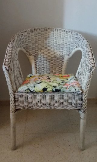 Sillón de mimbre pintado de blanco