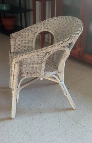 Sillón de mimbre pintado de blanco
