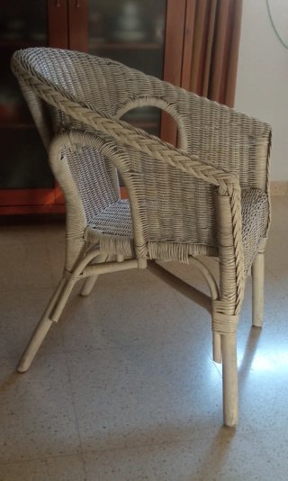 Sillón de mimbre pintado de blanco