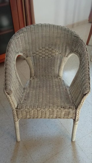 Sillón de mimbre pintado de blanco