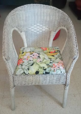 Sillón de mimbre pintado de blanco