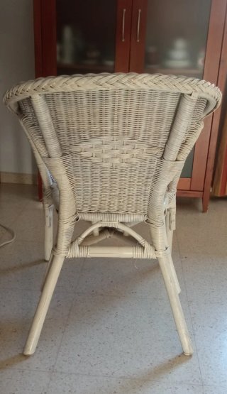 Sillón de mimbre pintado de blanco