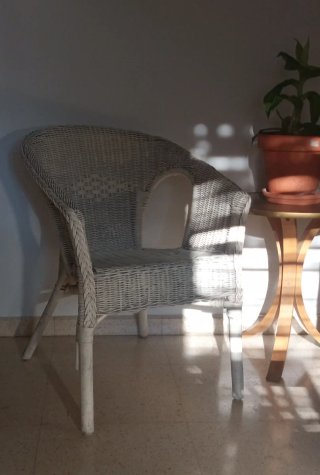 Sillón de mimbre pintado de blanco