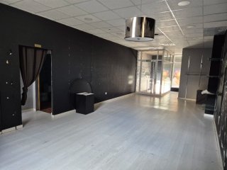 Local de 85 m2 con escaparate en centro de Lalín