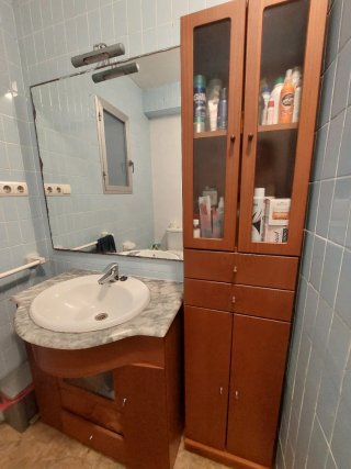 Muebles de baño madera y marmol.